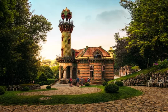 Arquitectura de Gaudí, a pocas horas de Rada