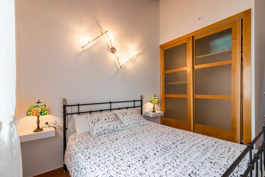 Dormitorio con cama de matrimonio de 160