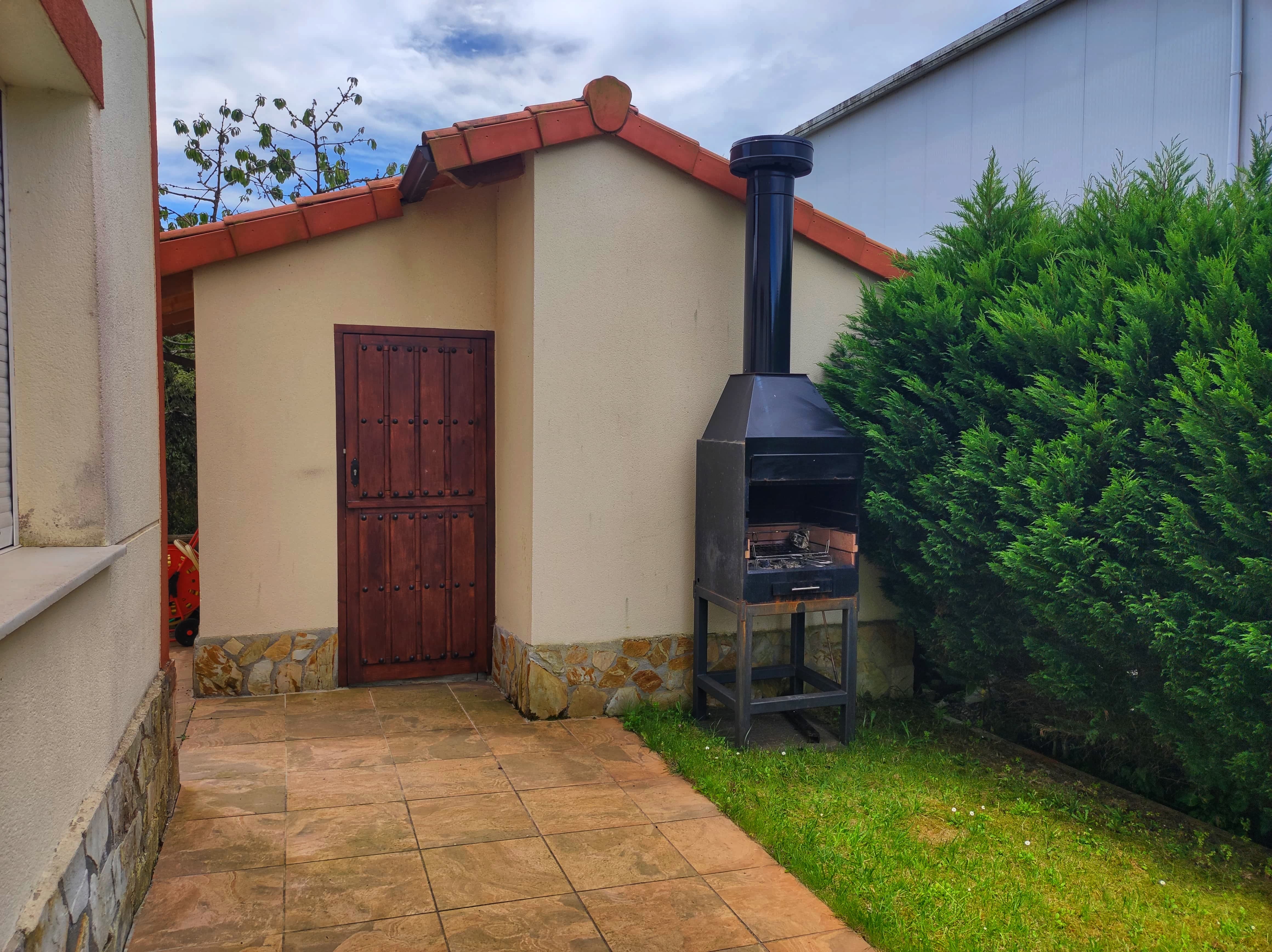 Zona de barbacoa en el jardín de Casa Rural Margarita