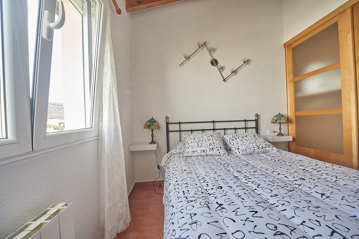 Dormitorio con cama de matrimonio de 160