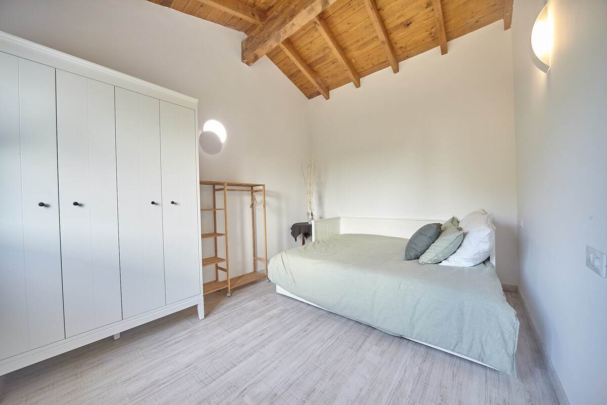 Dormitorio con dos camas individuales