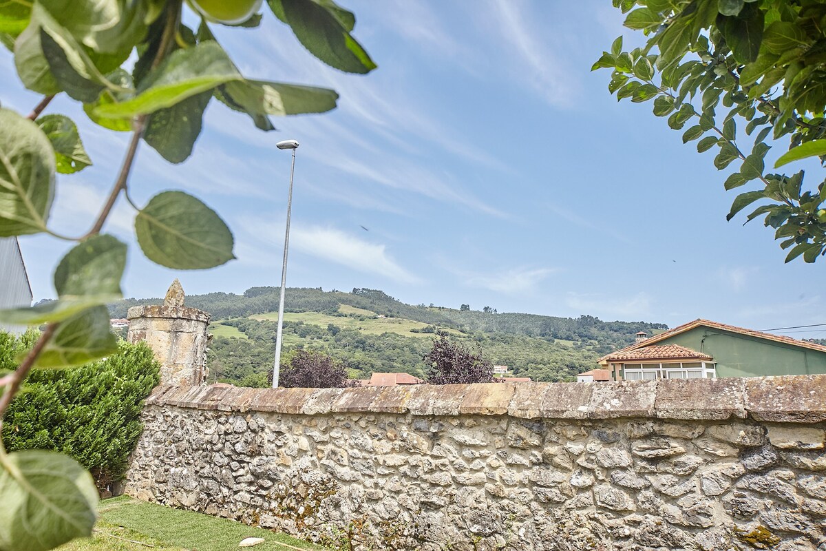 Jardín privado con tumbonas y zona de descanso